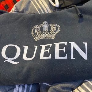 Black “queen” sweatshirt size large doesn’t fit me anymore